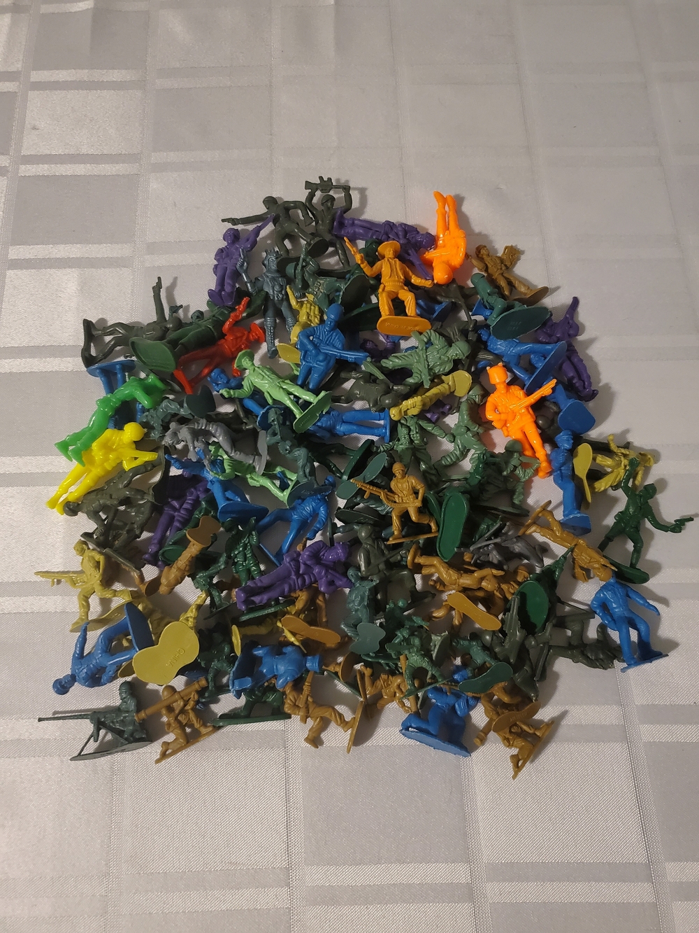 Toy Army Soldiers in Assorted Colours - Pack of 100